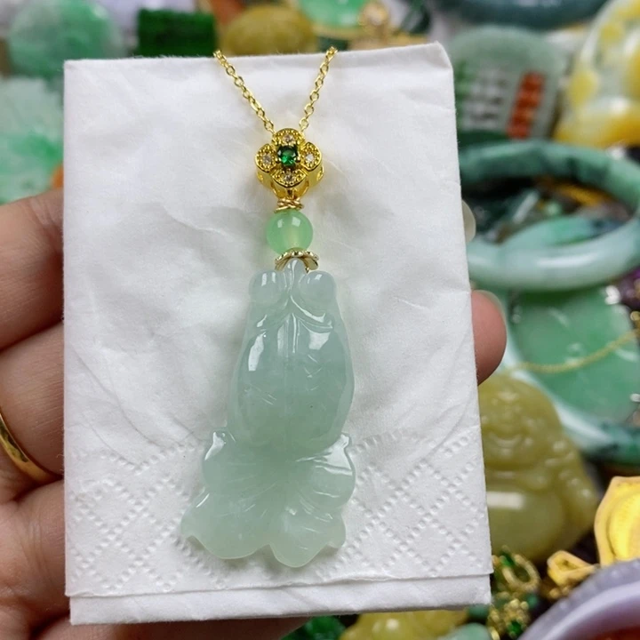 翡翠吊坠(赠链)未镶嵌