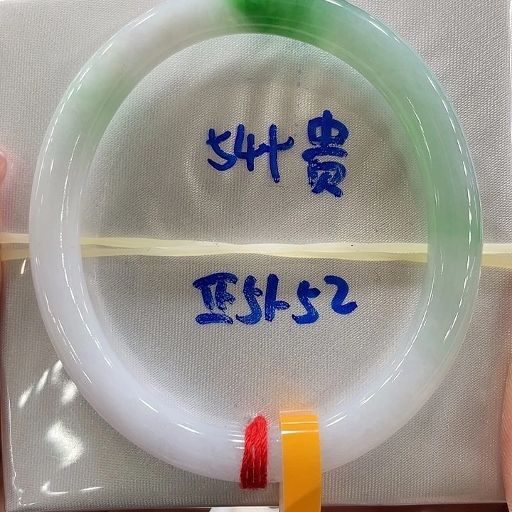 翡翠手镯未镶嵌翡翠手镯