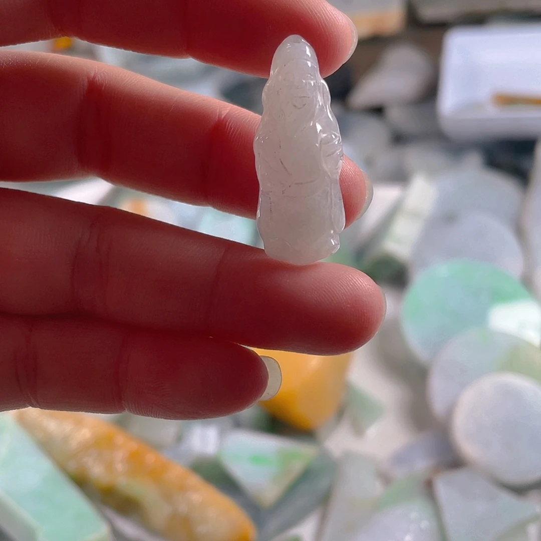 颈饰未镶嵌翡翠。