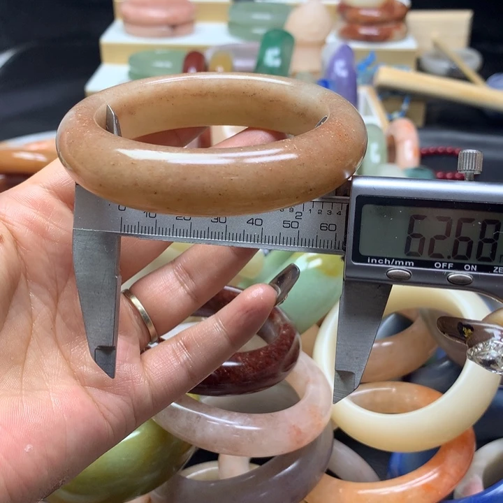 未镶嵌手镯石英质玉