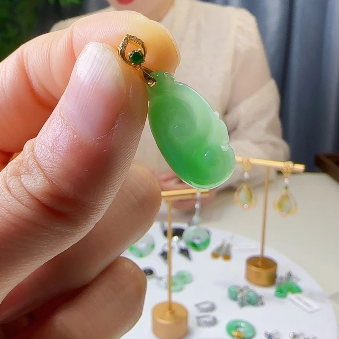 翡翠耳饰18K金镶嵌天然缅甸