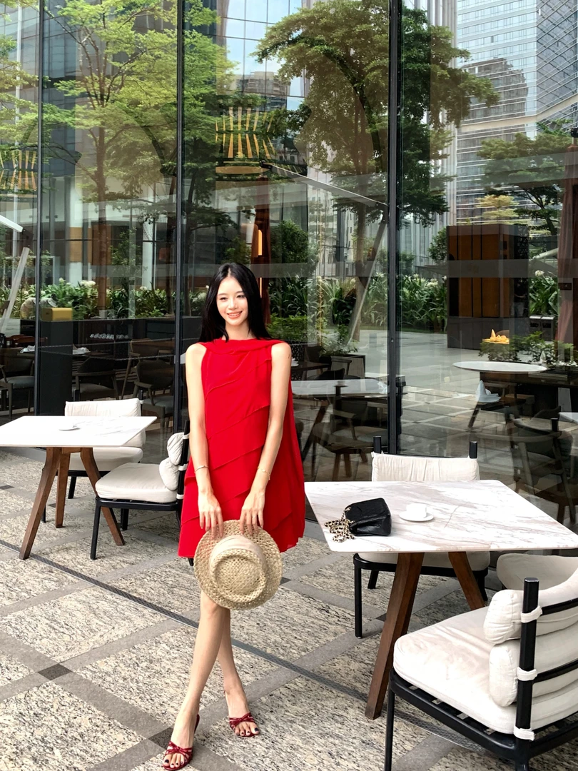 浪漫显白巴黎红无袖飘带连衣裙