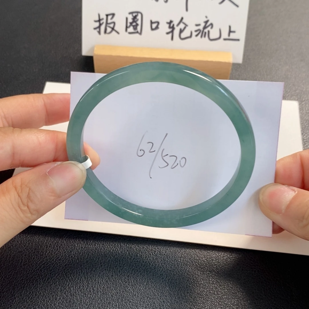 翡翠手镯未镶嵌天然翡翠