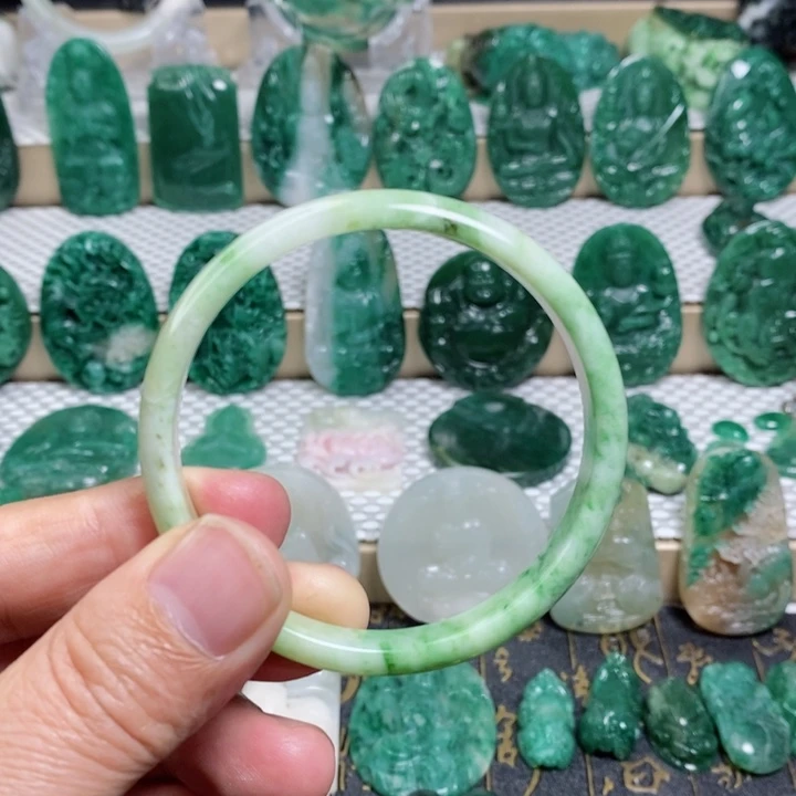 未镶嵌独山玉手镯