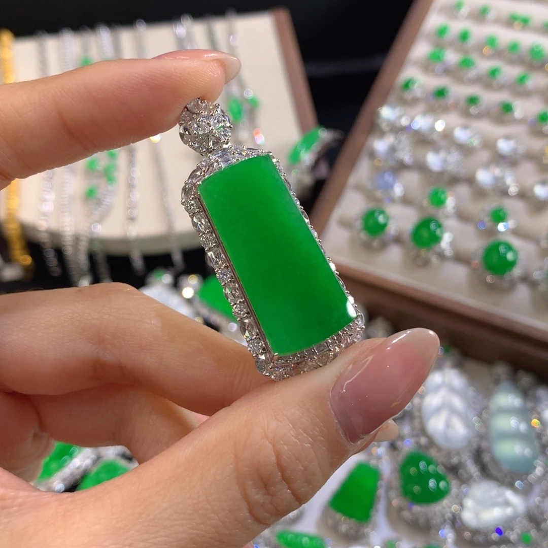 翡翠18K金镶嵌颈饰无事牌