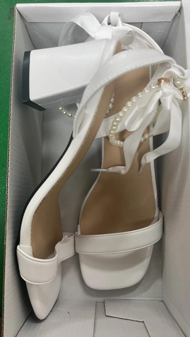 时尚断码粗跟凉鞋（微瑕）0935