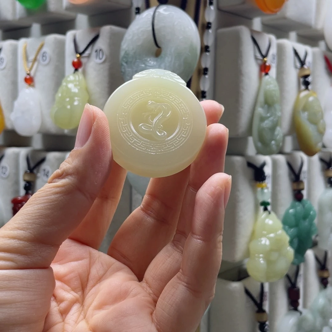 石英质玉未镶嵌颈饰