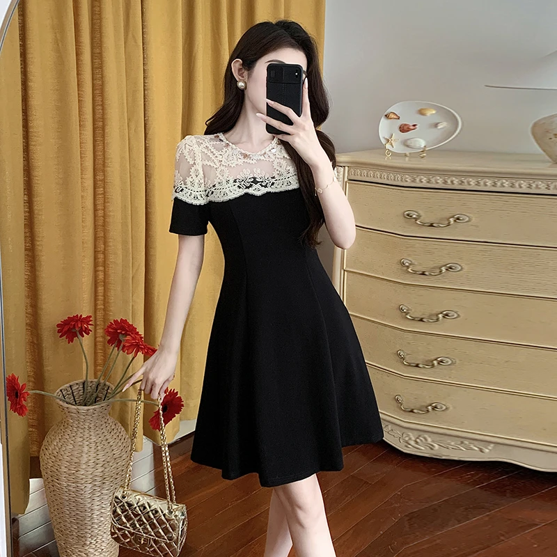 名媛风气质小黑裙2025夏新款法式蕾丝拼接修身洋气遮肚显瘦连衣裙