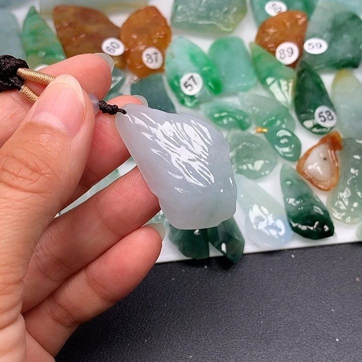翡翠未镶嵌颈饰随型