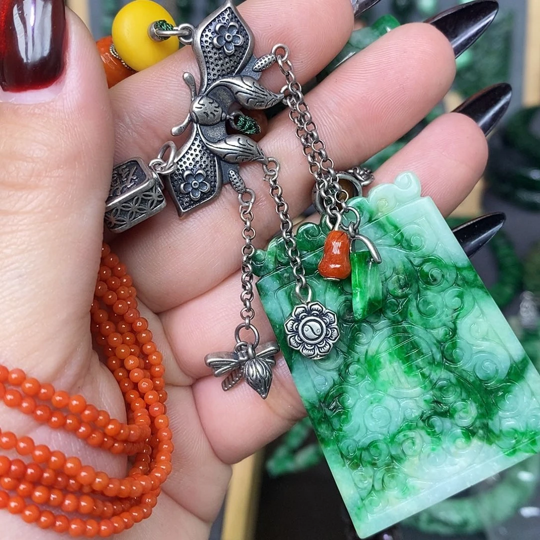 颈饰未镶嵌翡翠红*漂亮美眉