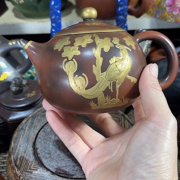 茶壶紫泥原矿泥料手工制作的一把紫砂壶。