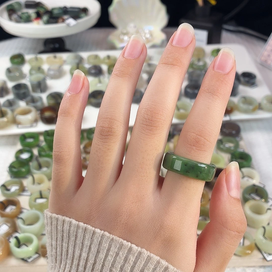 和田玉（糖玉）未镶嵌戒指x76碧绿窄直切18.2不退换