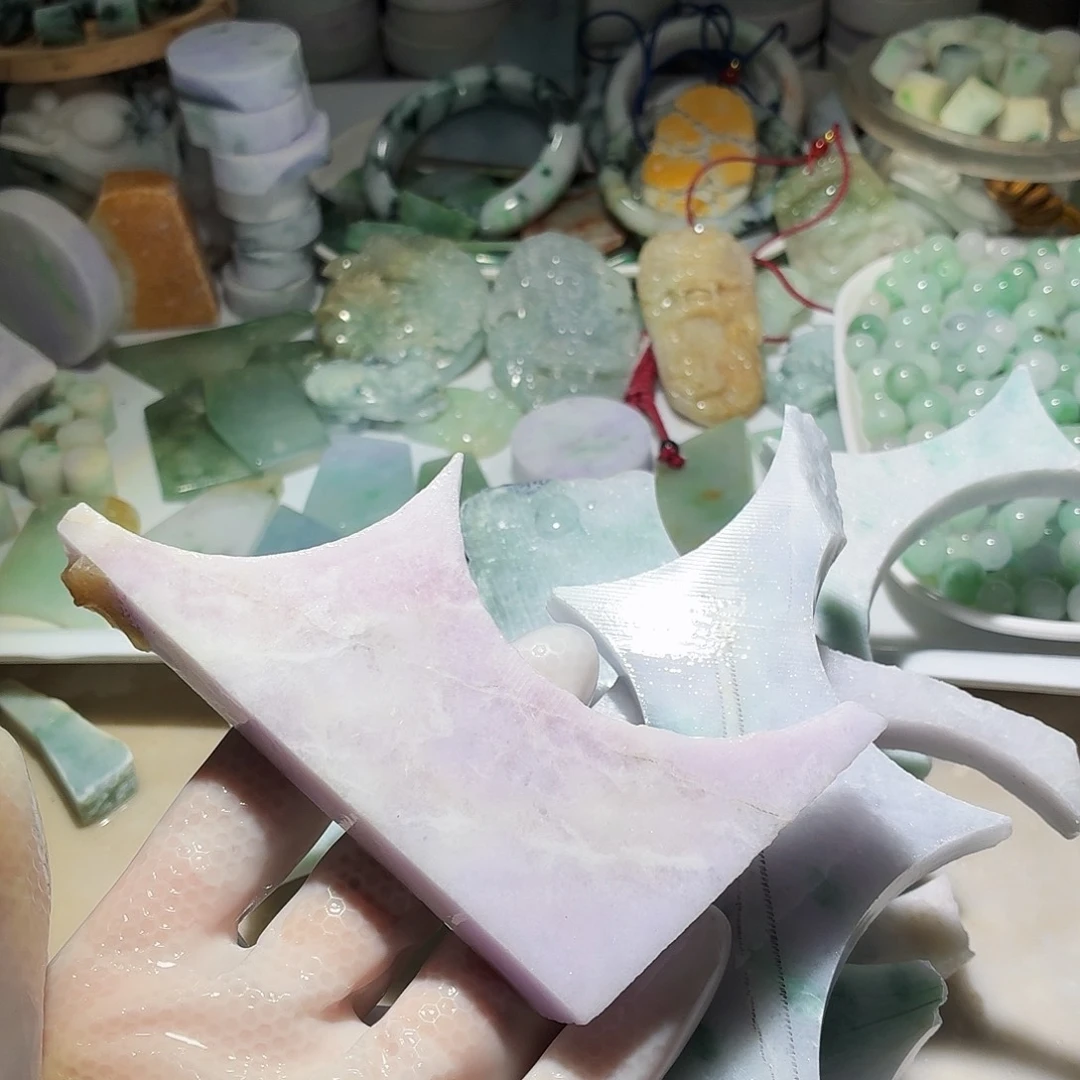 翡翠未镶嵌颈饰边角料