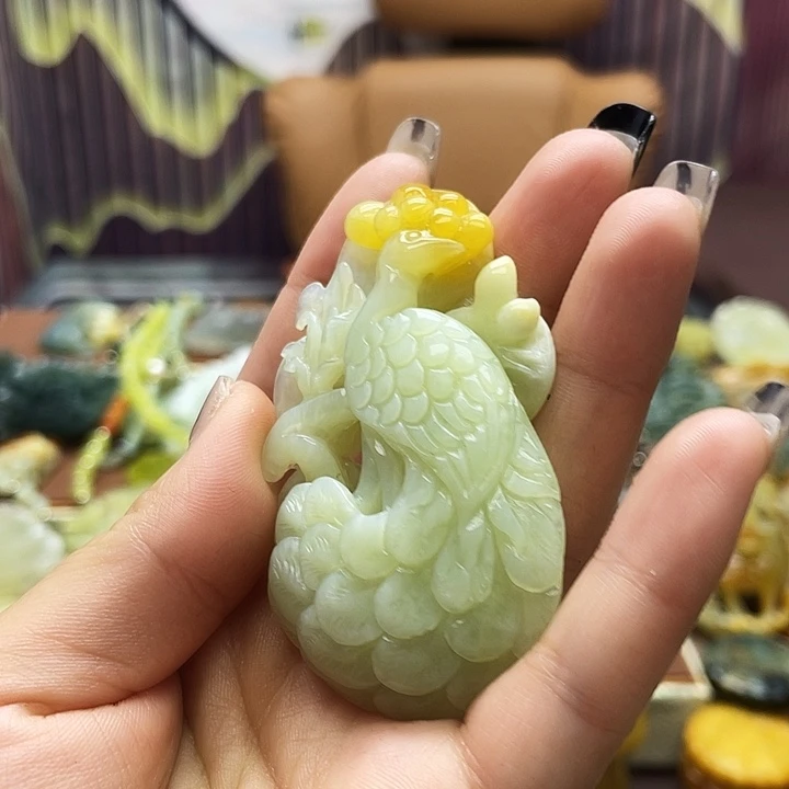 严***梅蛇纹石玉未镶嵌挂件