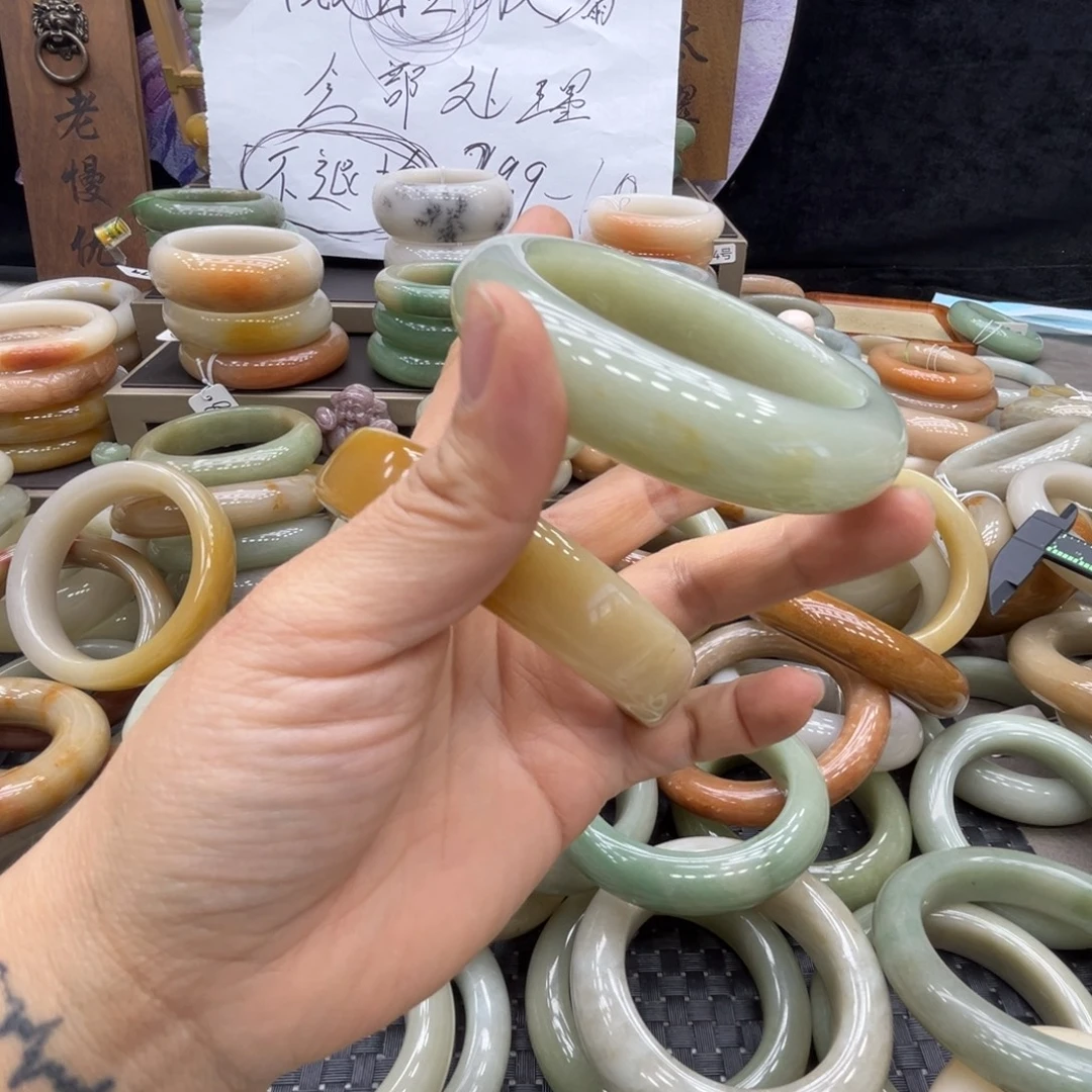 故***玉石英质玉未镶嵌手镯