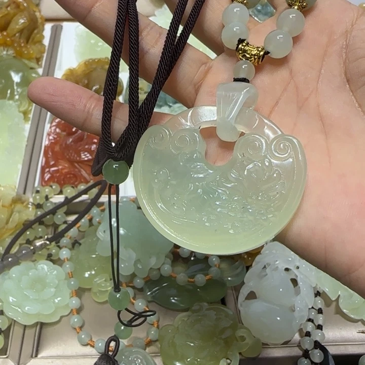 蛇纹石玉吊坠未镶嵌