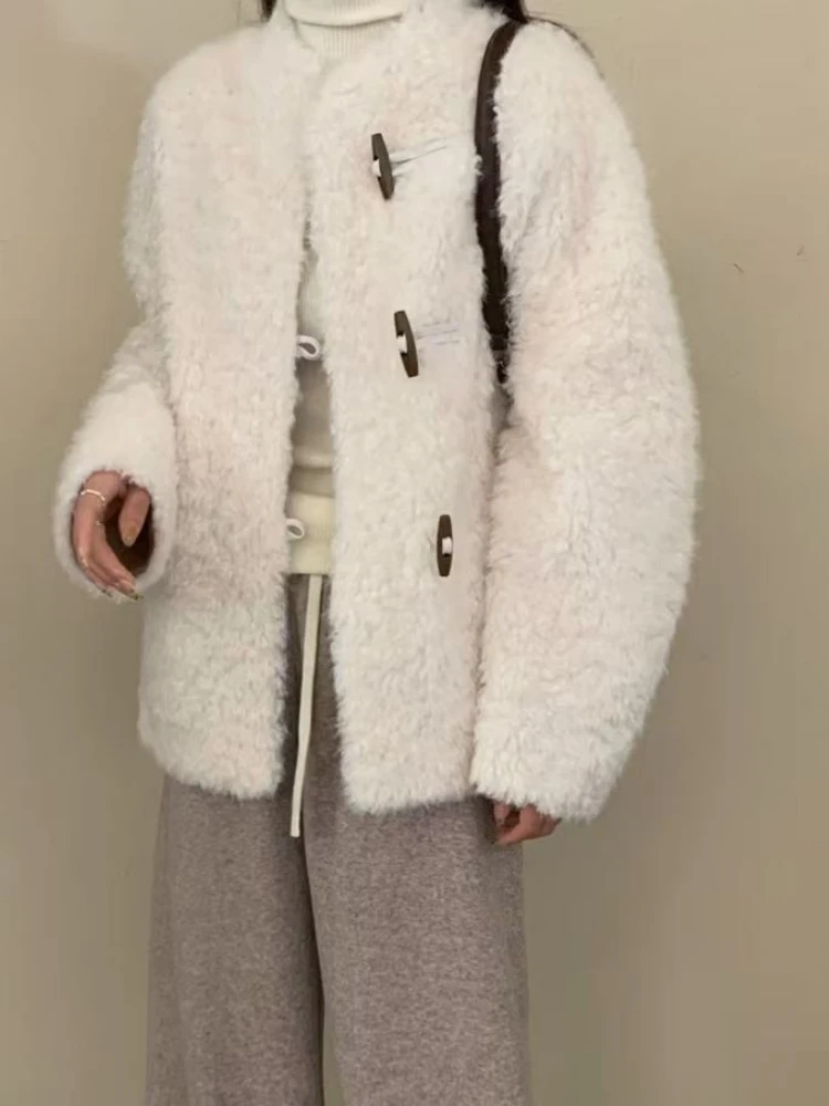 【济州岛】毛毛圆领 牛角扣皮毛一体外套2A1090