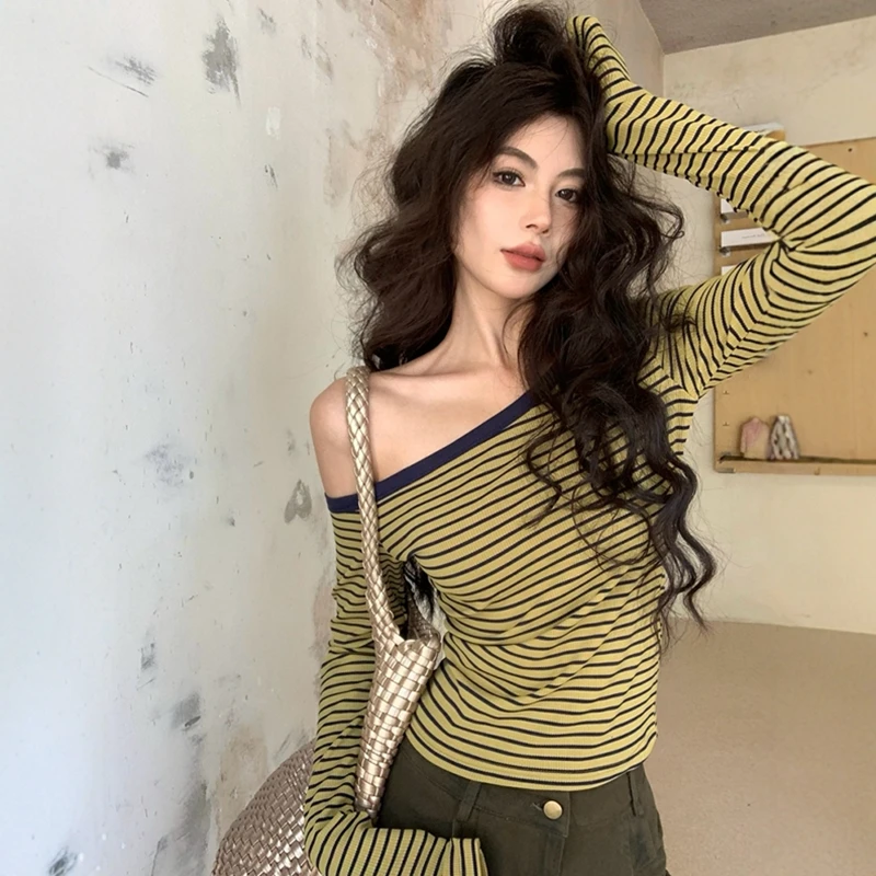 设计感斜肩条纹长袖T恤女春秋美式辣妹修身内搭露肩打底衫短上衣