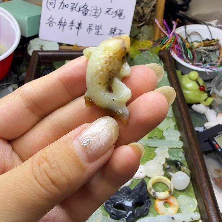 蛇纹石玉未镶嵌颈饰
