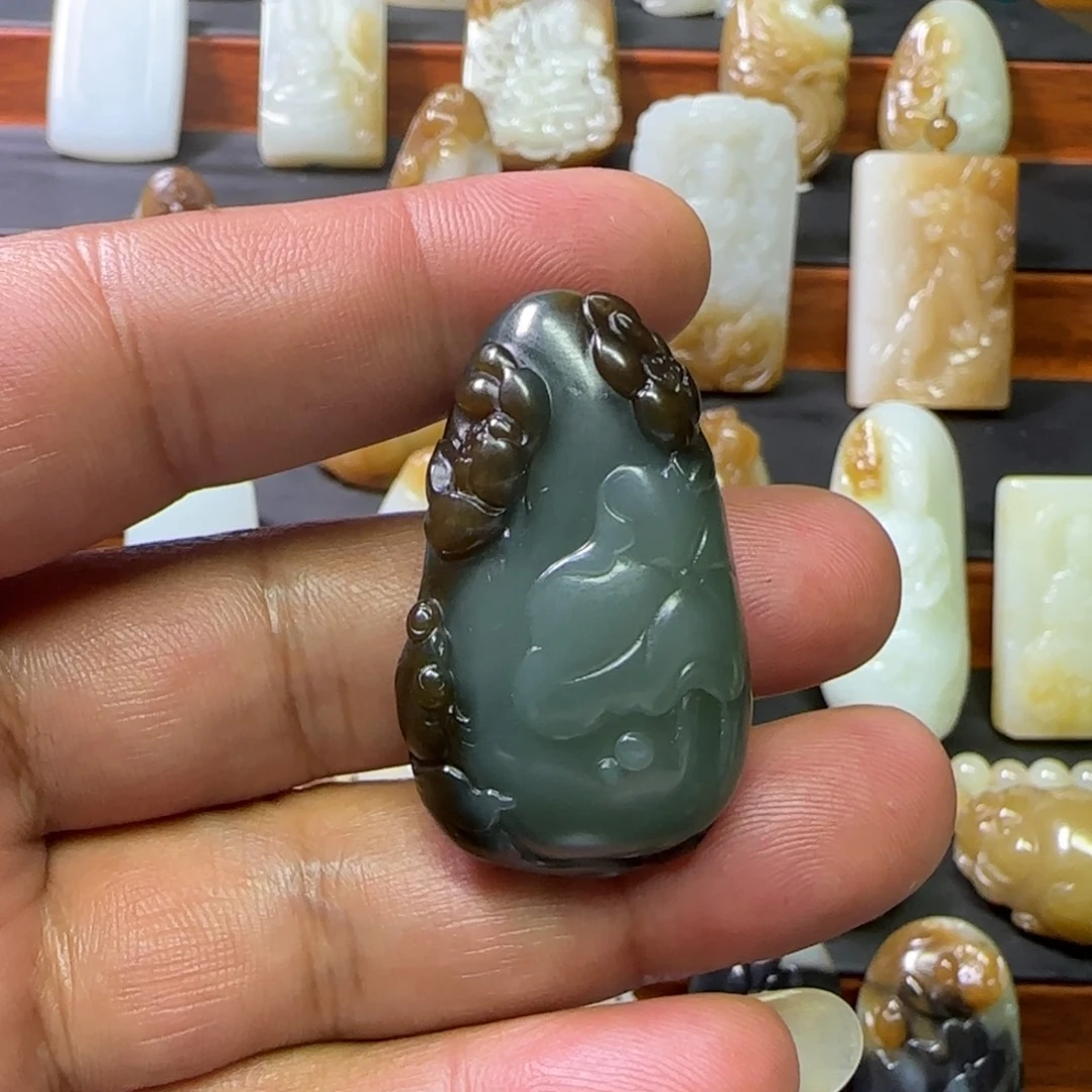 玉***兰和田玉未镶嵌颈饰