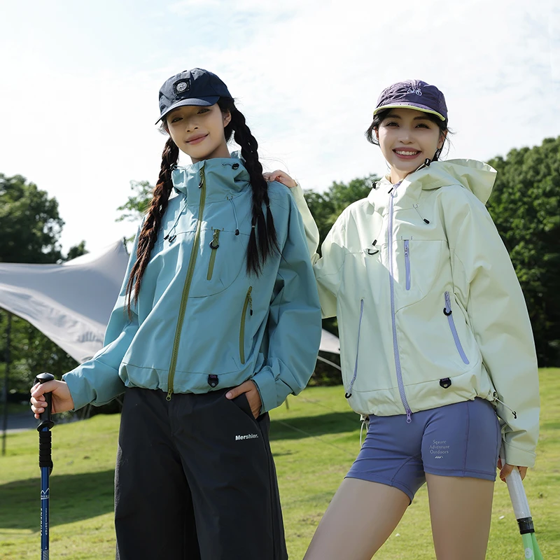 艾格2025年秋冬短款女户外三合一冲锋衣防风防水小个子登山冲锋衣