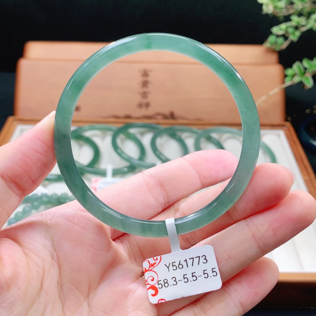 翡翠手镯（圆镯）未镶嵌