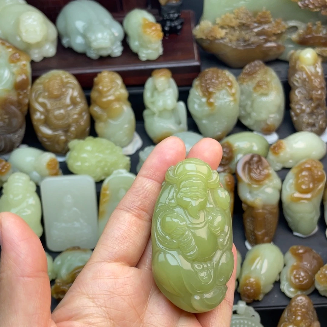 薄***秋和田玉未镶嵌颈饰