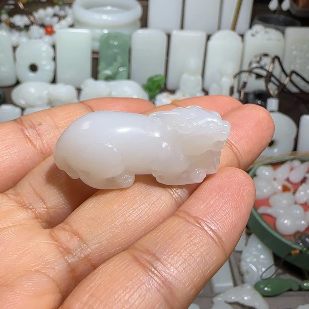 和田玉颈饰未镶嵌抖****?