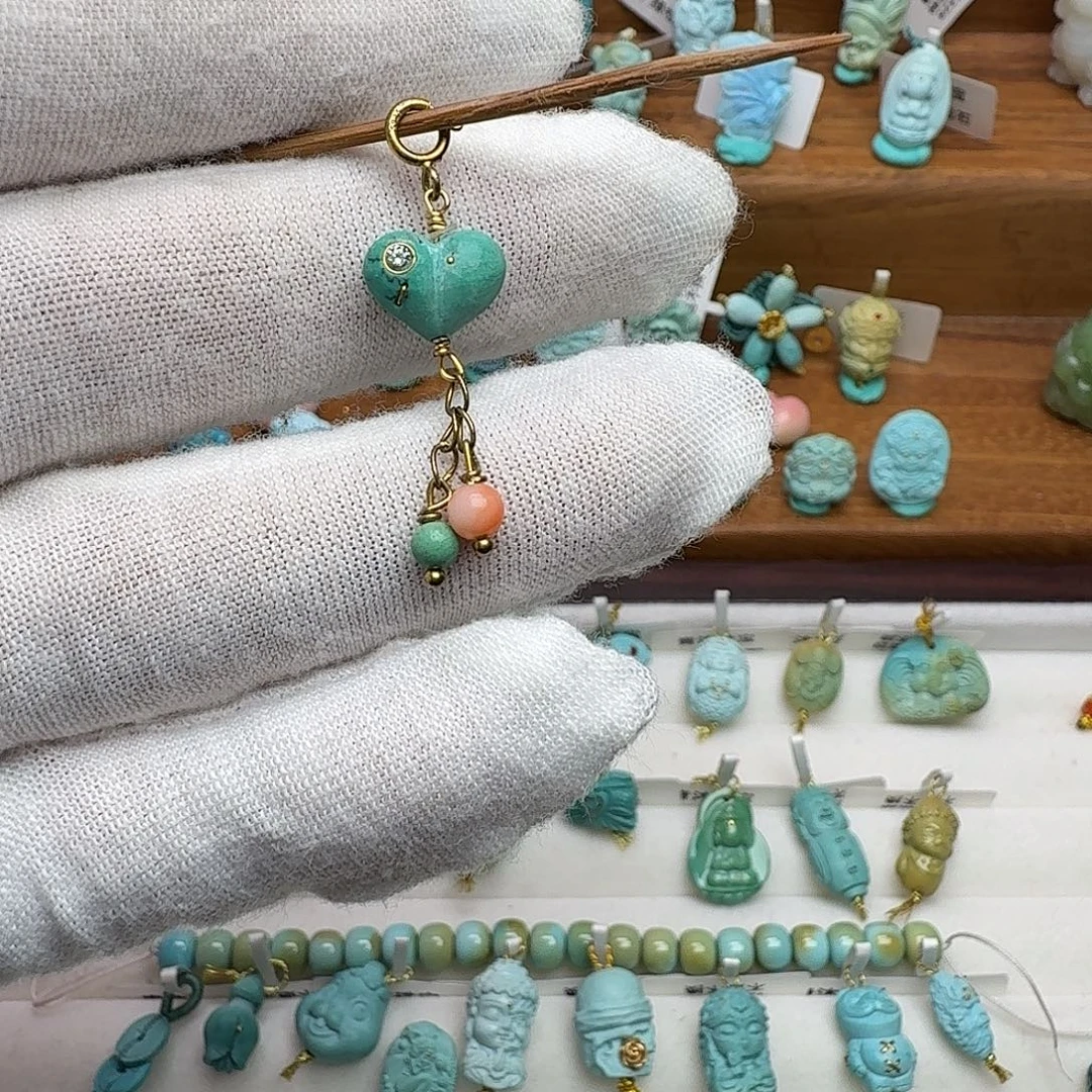 绿松石未镶嵌颈饰屁桃