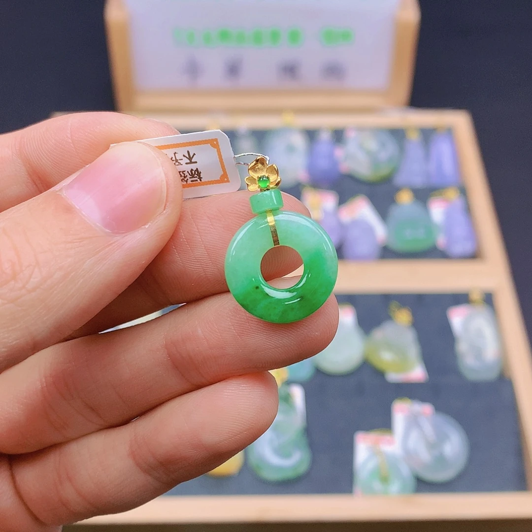 翡翠18K金镶嵌颈饰翡翠