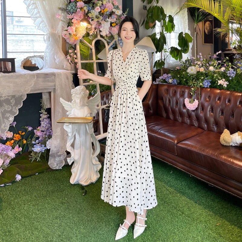 白色波点连衣裙女2025夏季新款法式收腰显瘦温柔风复古v领初恋裙