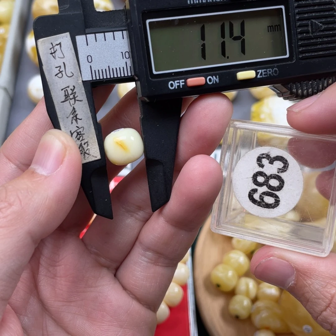 蜜蜡珠宝奇石未镶嵌