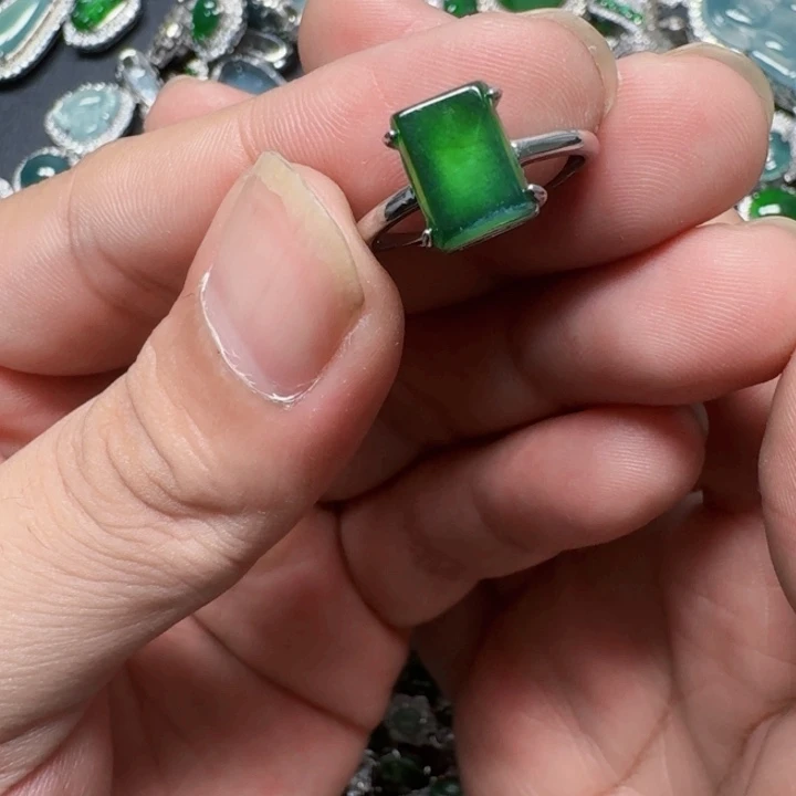 翡翠未镶嵌颈饰天然A货翡翠放漏