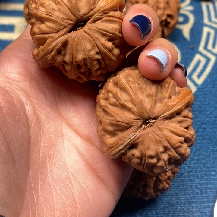 文玩核桃吊坠元宝