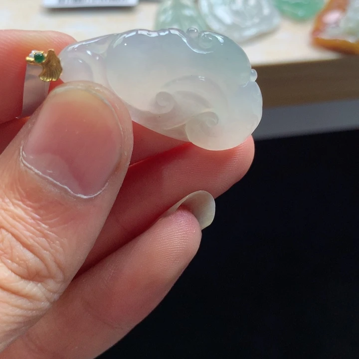 翡翠18K金镶嵌颈饰吊坠