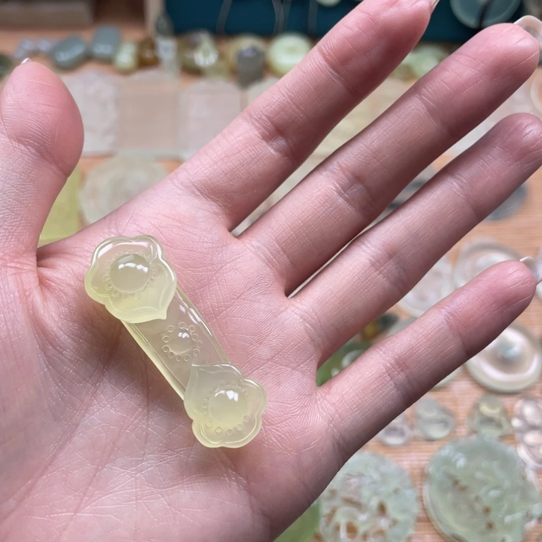 蛇纹石玉未镶嵌颈饰微瑕