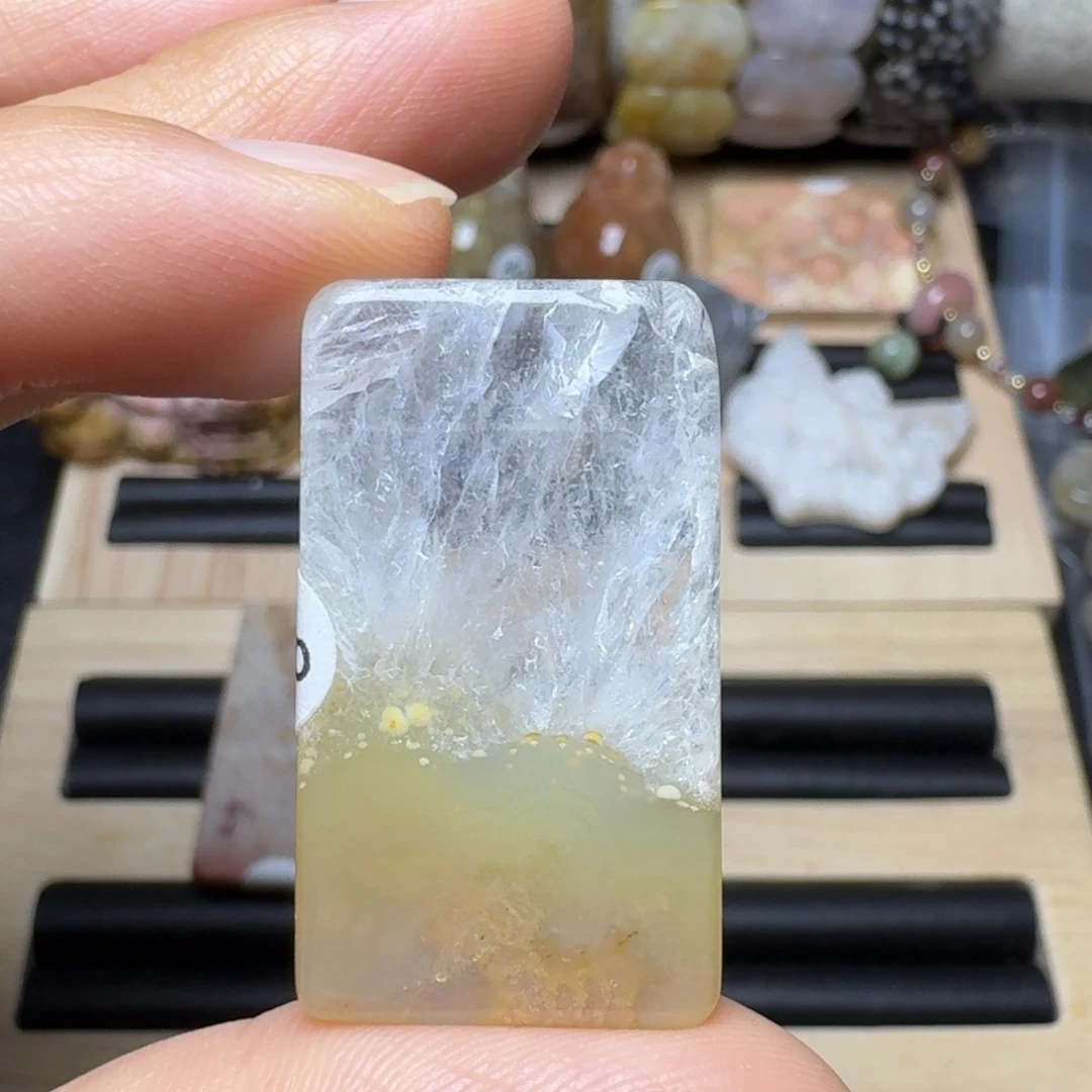 未镶嵌瀑布石英质玉