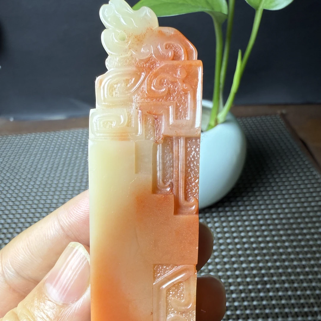 寿山老性芙蓉石《汉龙博古》，雕工精美，古朴典雅，质地细腻温润，无裂