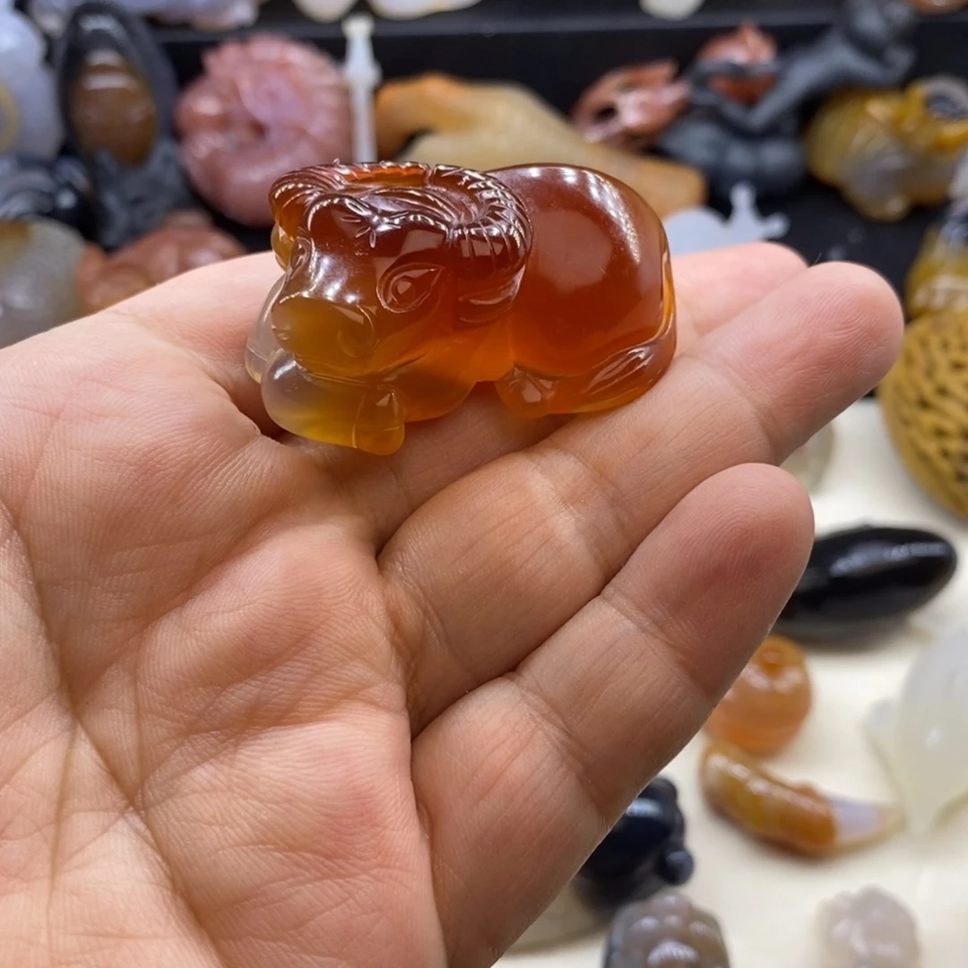 玛瑙/玉髓未镶嵌摆件手把件小牛