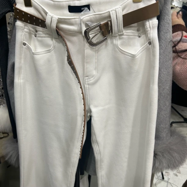 越野兔 白色加绒牛仔裤微喇裤配皮带