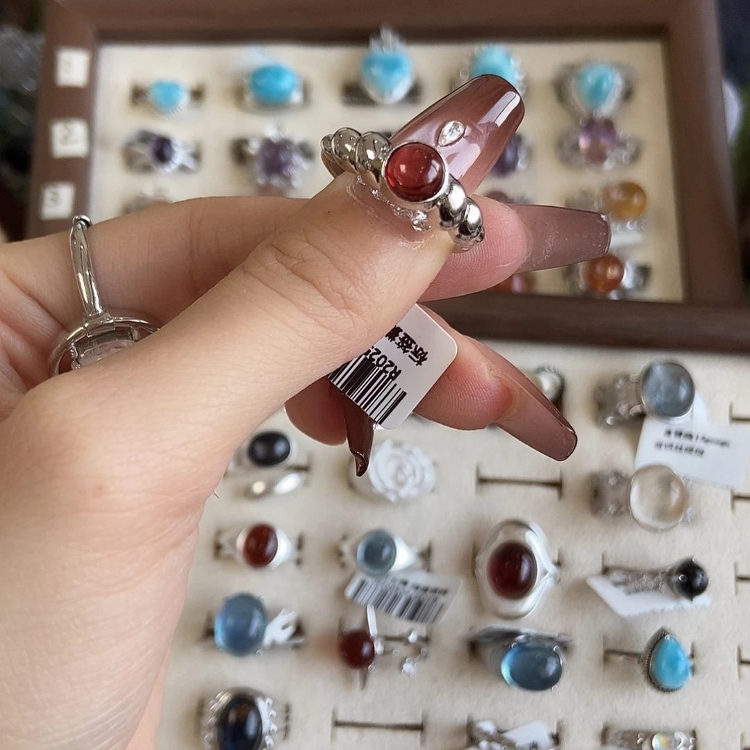 小***露银S925镶嵌烟晶戒指红石榴牛角包