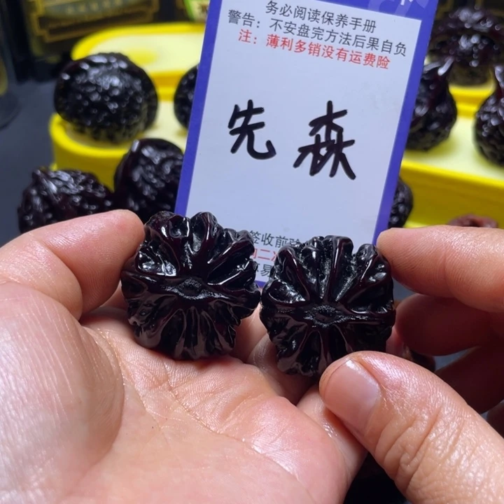 先***描文玩核桃吊坠霸王龙