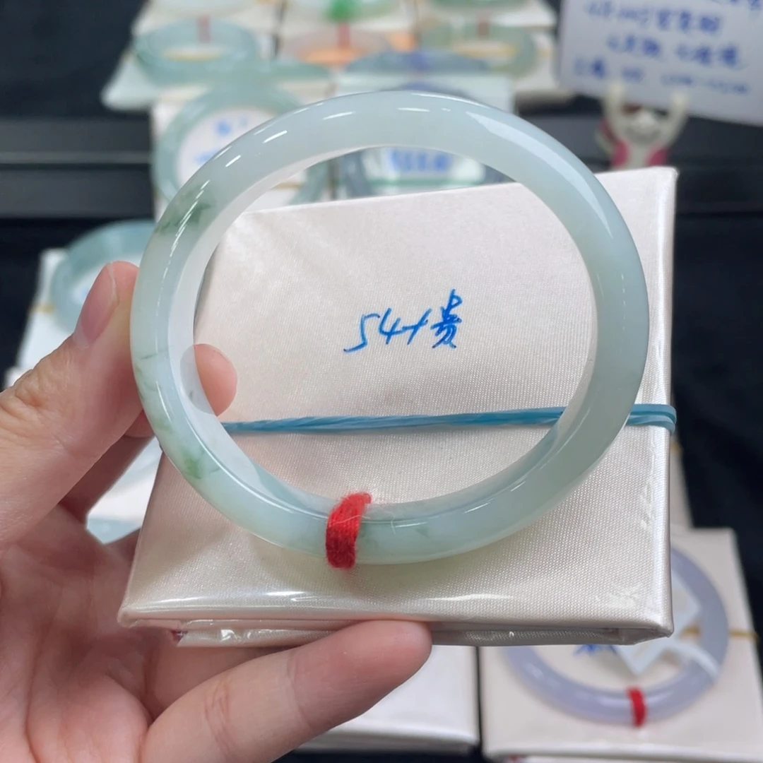 翡翠手镯未镶嵌翡翠手镯