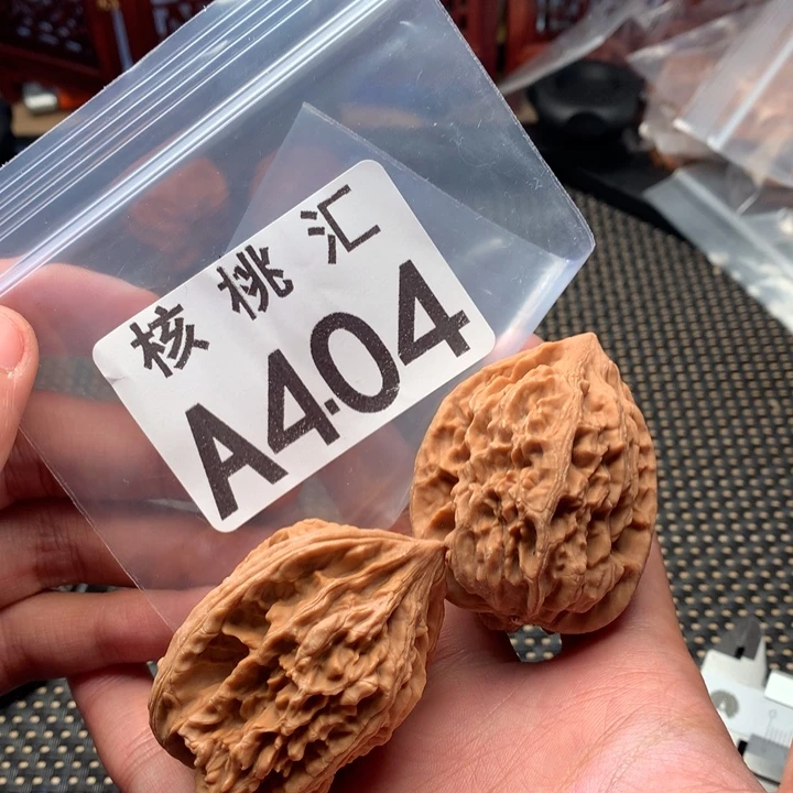 文玩核桃吊坠鸡心