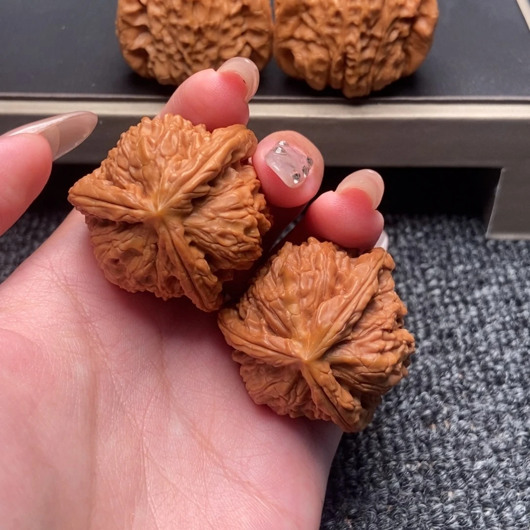 张***三木质类白狮子正奔