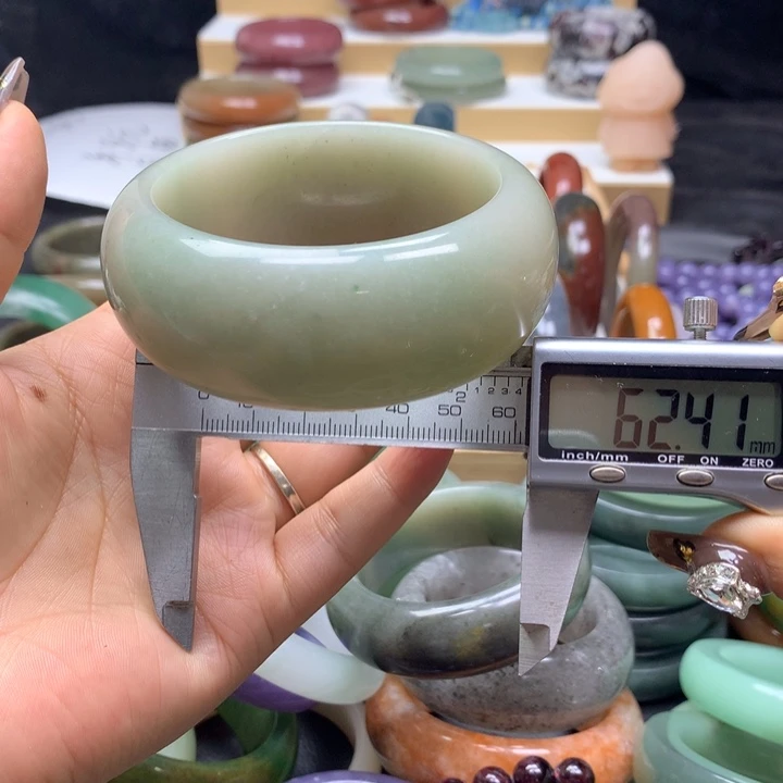 未镶嵌手镯石英质玉