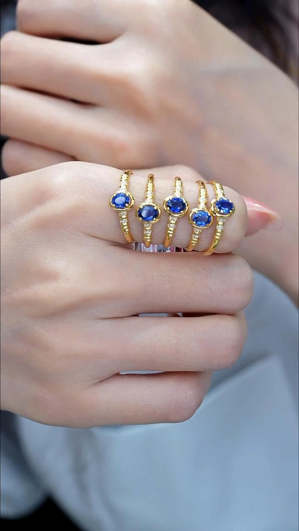 18K金镶嵌蓝宝石戒指 多样性发其一 约0.45ct