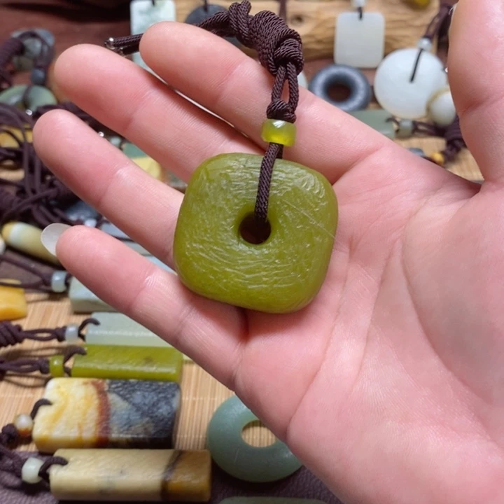 蛇纹石玉挂件未镶嵌油**腻