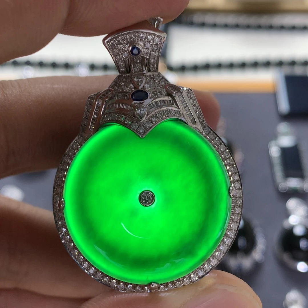 颈饰18K金镶嵌翡翠墨翠平安扣