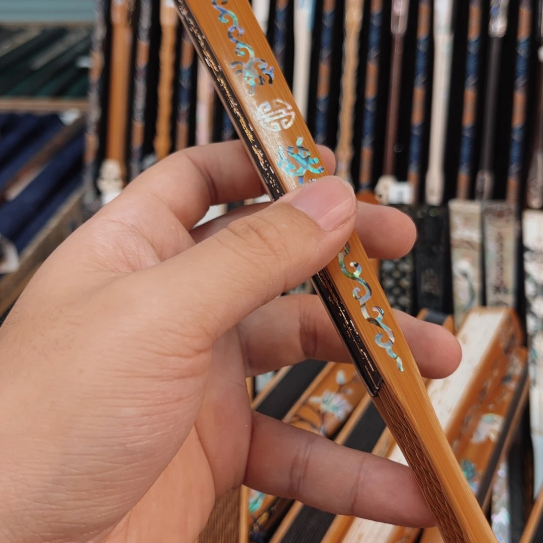 瑞***儿扇子纯手工制作工艺精湛